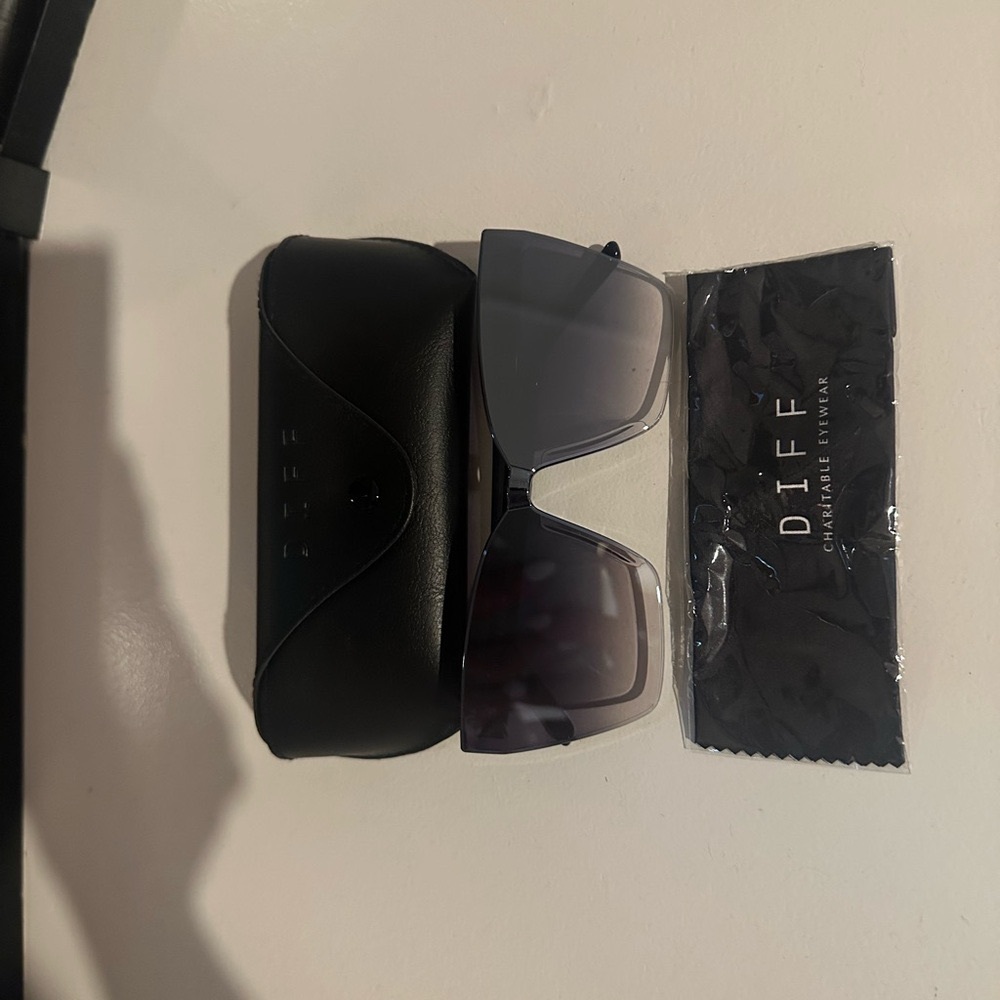 NWOT Diff Eyewear Black Mirrored Glasses Sleek Design - Never Worn